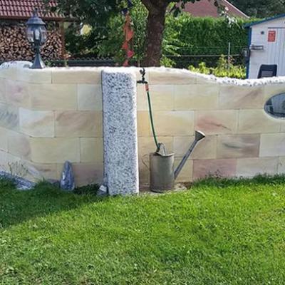 Gartenmauer mit Illusionsmalerei